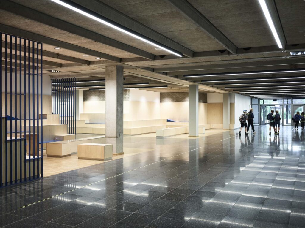 Beleuchtung einer Sitzmöglichkeit in einer Schule