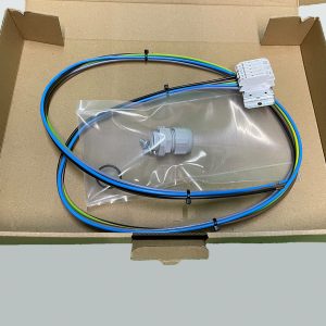 Durchgangsverdrahtung zu PMMA Wannenleuchte WANP1; fertig eingebaut